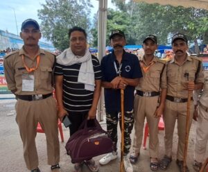 रिक्रूट पुलिस आरक्षी और ट्रैफिक वॉलंटियर ने पेश की ईमानदारी की मिसालयात्री का खोया बैग ढूंढकर वापस लौटाया