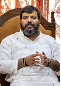 निषाद पार्टी के राष्ट्रीय संयोजक प्रवीण निषाद ने श्री दक्षिण काली मंदिर में की पूजा