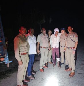 पुलिस पर टेंपो चढ़ाने की कोशिश, गन्ने के खेत में फायरिंग के बाद आरोपी के पैर में लगी गोली
